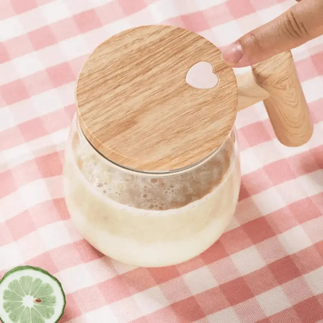 Intelligente Tasse – Selbstumrührender Becher mit Holzdesign