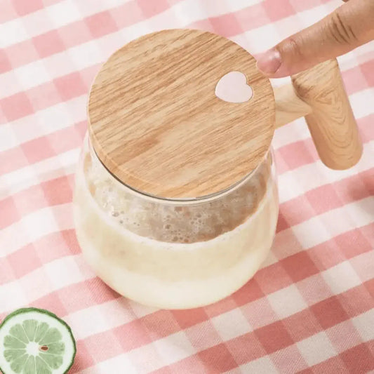 Intelligente Tasse – Selbstumrührender Becher mit Holzdesign