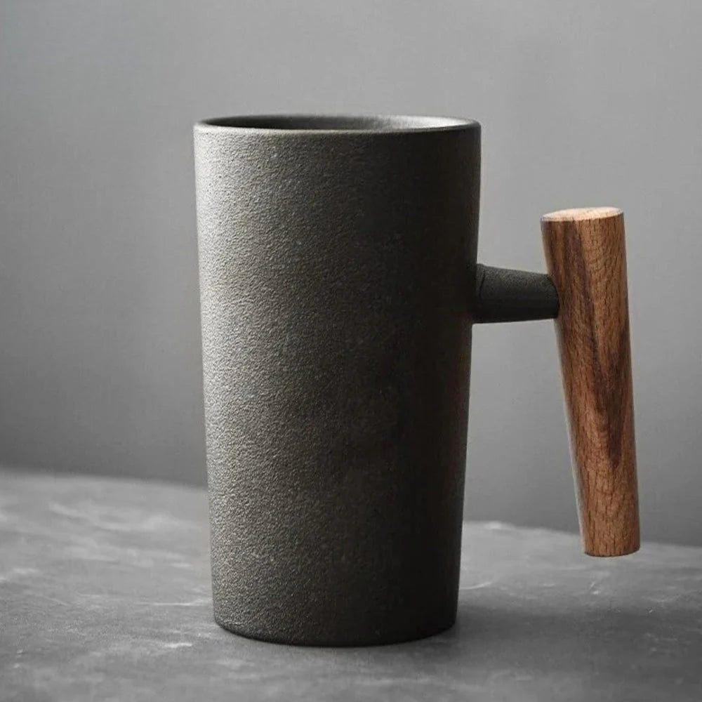 Nordische Design-Tasse – Minimalistische Keramiktasse mit Holzgriff