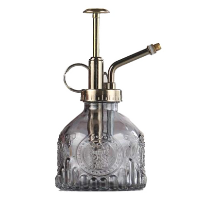 Geprägte Glasflasche mit Metall-Düse – Pflanzensprüher für Blumenbewässerung im Vintage Design