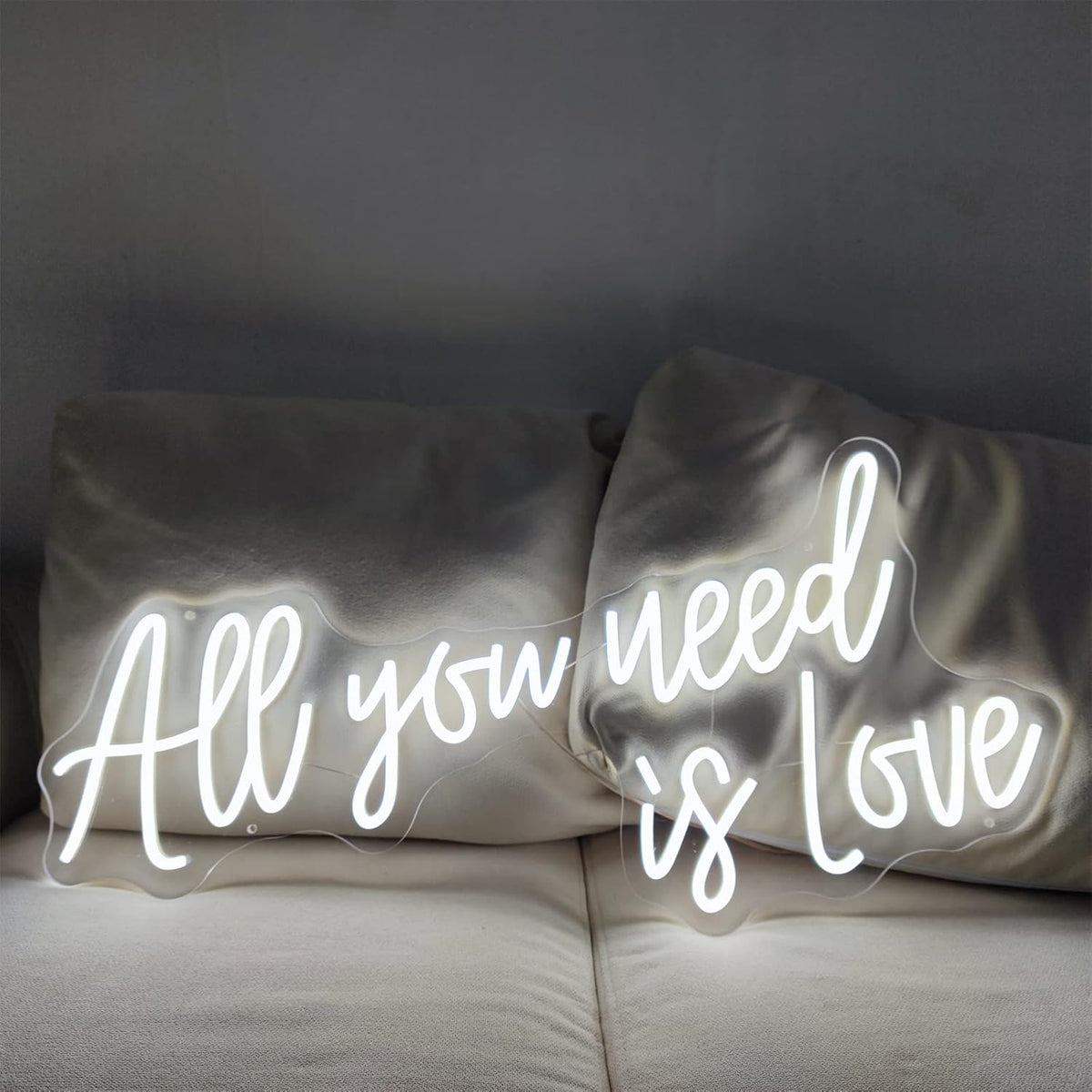 Neon Schriftzug 'All You Need is Love' – Dekorative LED Wandbeleuchtung für Innenbereich