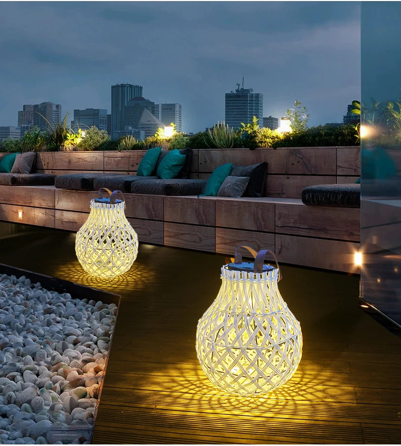 Solar LED Rattan-Laterne – Große Außenbeleuchtung im Oval-Design für Garten und Terrasse