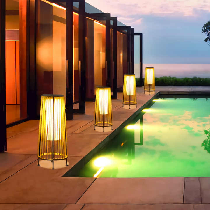 Solar LED Rattan-Laterne – Große Außenbeleuchtung im Oval-Design für Garten und Terrasse