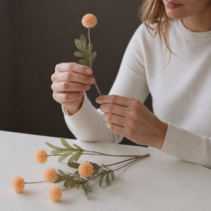 Künstliches Blumenarrangement mit Chrysanthemen & Eukalyptus