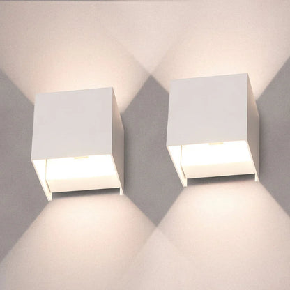 Moderne LED-Wandleuchte im Kubus-Design