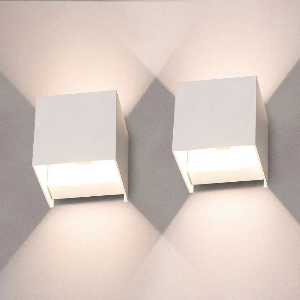 Moderne LED-Wandleuchte im Kubus-Design