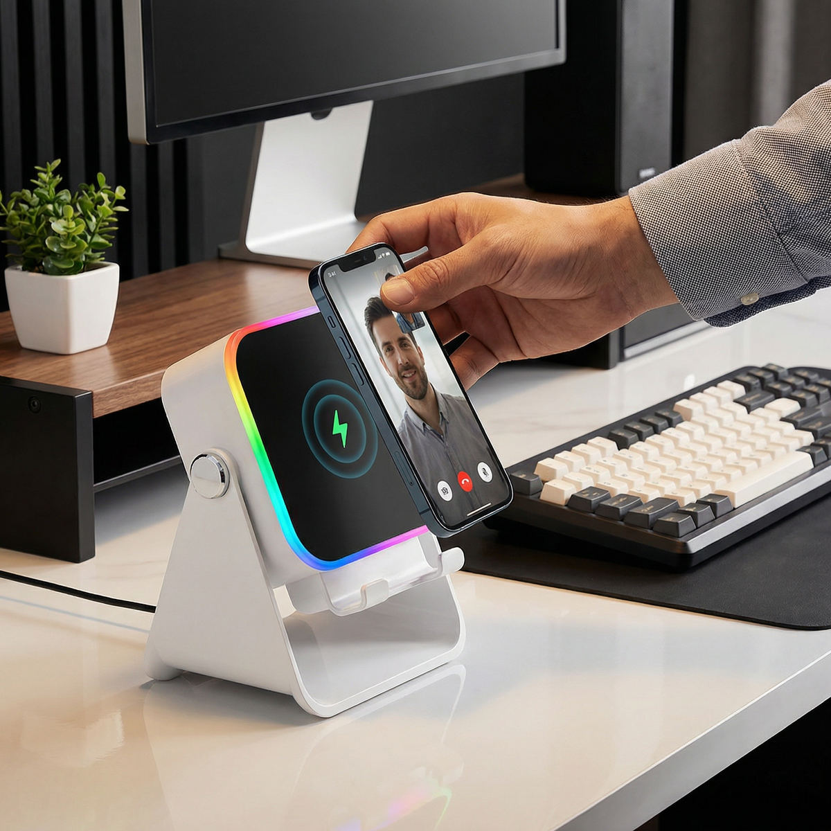 Multifunktionaler Bluetooth Lautsprecher – Mit Licht, kabelloser Ladefunktion und verstellbarem Handyhalter