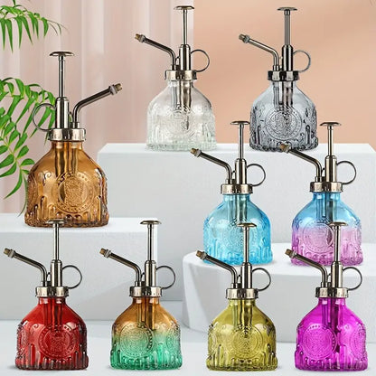 Geprägte Glasflasche mit Metall-Düse – Pflanzensprüher für Blumenbewässerung im Vintage Design