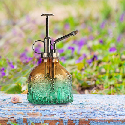 Geprägte Glasflasche mit Metall-Düse – Pflanzensprüher für Blumenbewässerung im Vintage Design
