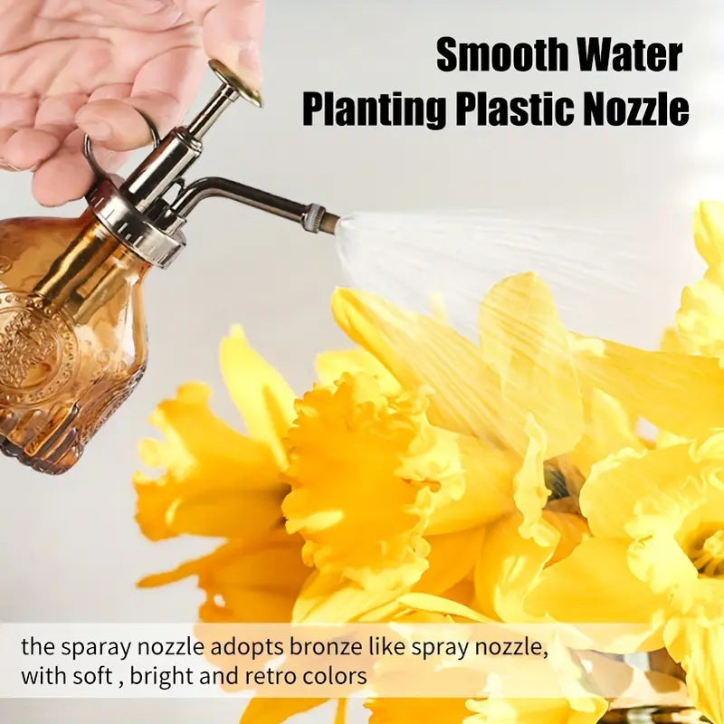 Geprägte Glasflasche mit Metall-Düse – Pflanzensprüher für Blumenbewässerung im Vintage Design